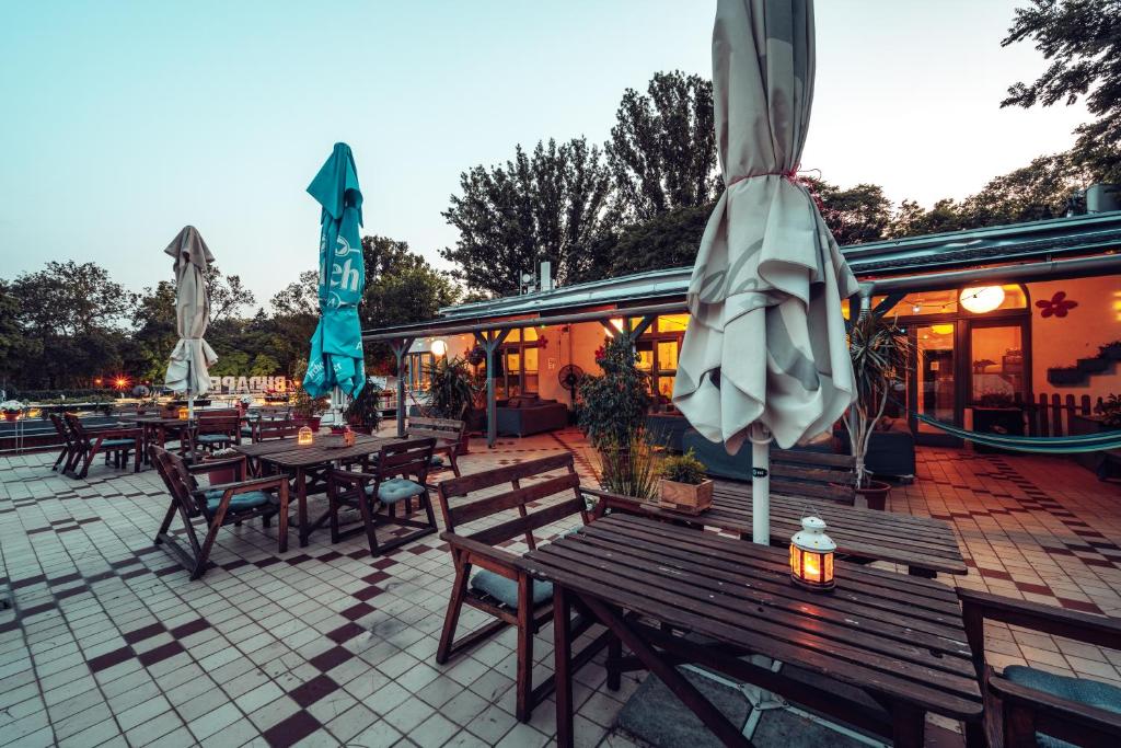 Reštaurácia alebo iné gastronomické zariadenie v ubytovaní Island Hostel Budapest