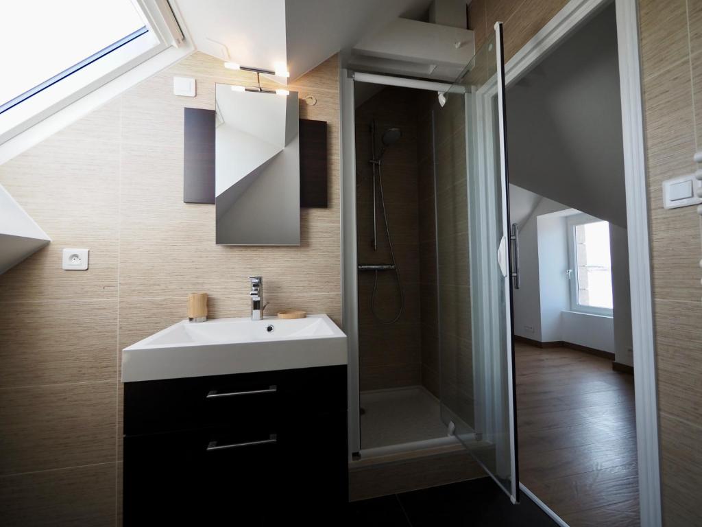 a bathroom with a sink and a shower at 30 m des Plages - Port du Magouër - 6 invités in Plouhinec