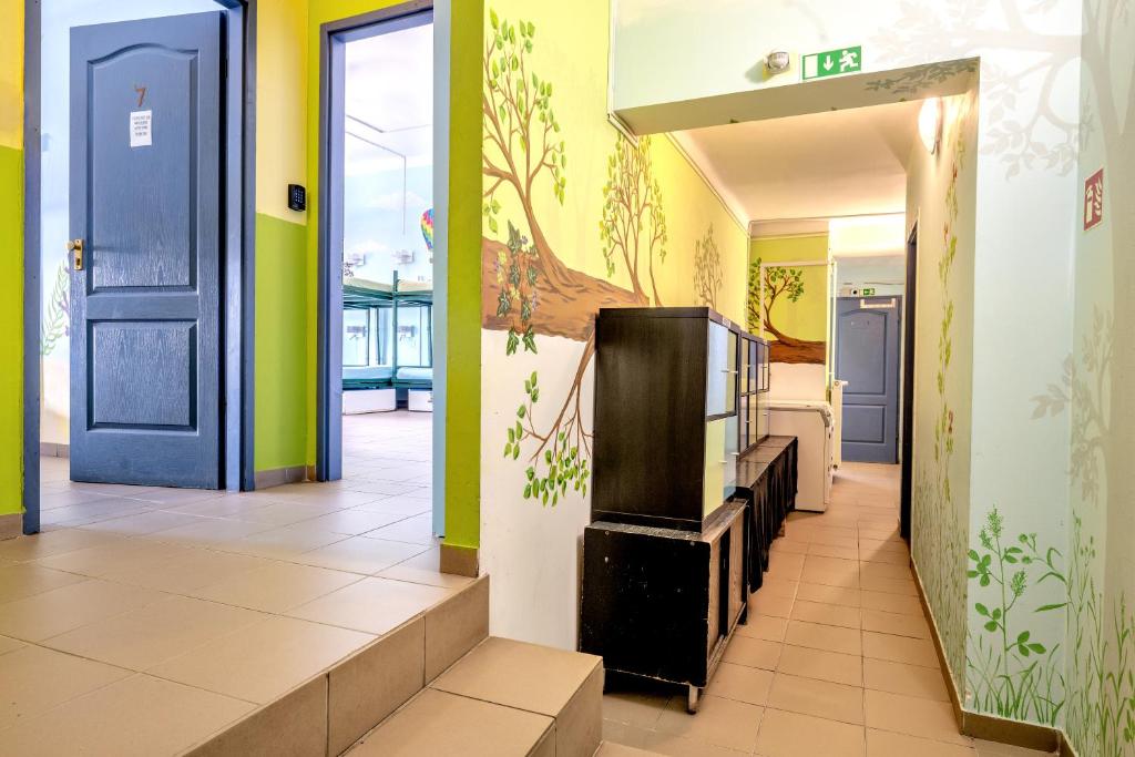 Televízia a/alebo spoločenská miestnosť v ubytovaní Island Hostel Budapest