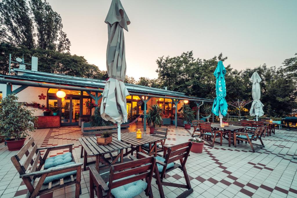 Reštaurácia alebo iné gastronomické zariadenie v ubytovaní Island Hostel Budapest