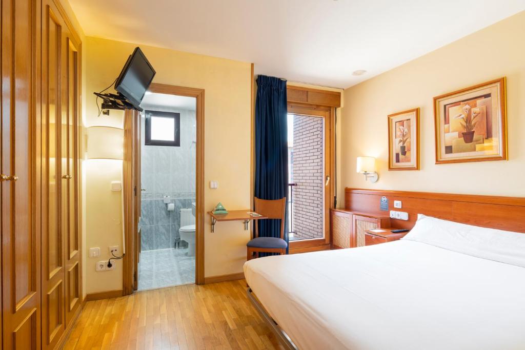 Postel nebo postele na pokoji v ubytování Hostal Alda Río Duero