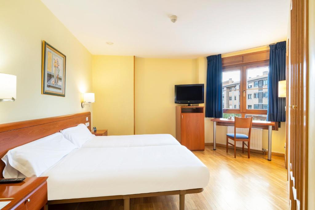 Postel nebo postele na pokoji v ubytování Hostal Alda Río Duero