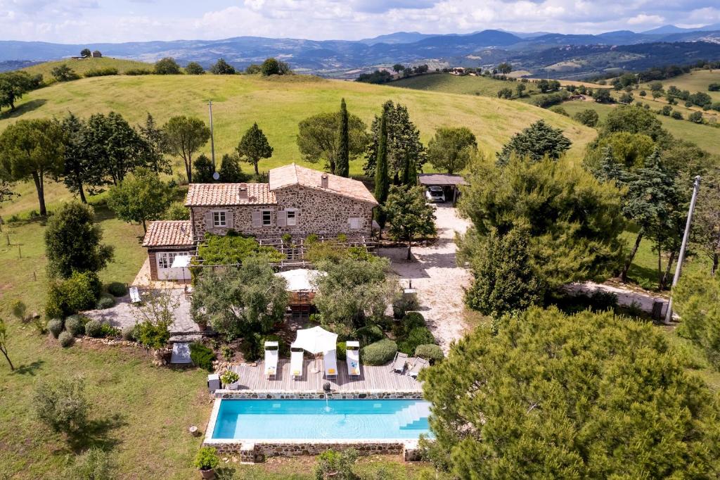 een luchtzicht op een huis met een zwembad bij PODERE SAN GIORGIO 6, Emma Villas in Manciano