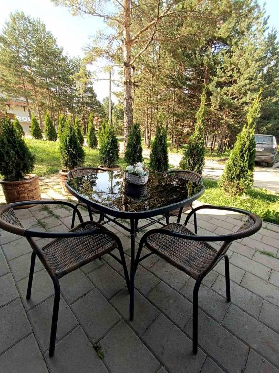 A garden outside Apartman Lav
