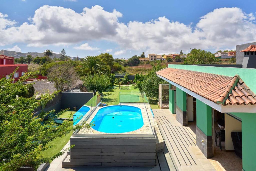 an aerial view of a house with a swimming pool at Green House Live Canarias in Las Lagunas