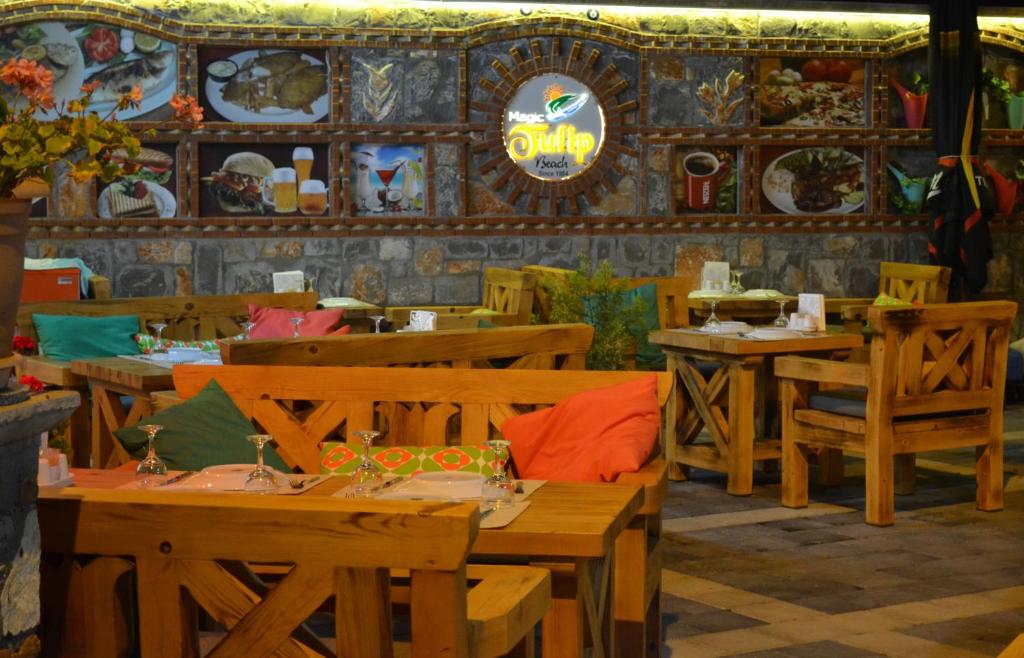 Restaurace v ubytování Magic Tulip Beach Hotel