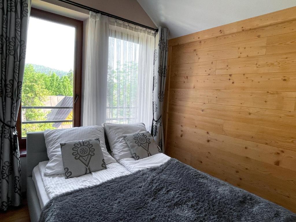 Posteľ alebo postele v izbe v ubytovaní VisitZakopane - Hrabia Apartment
