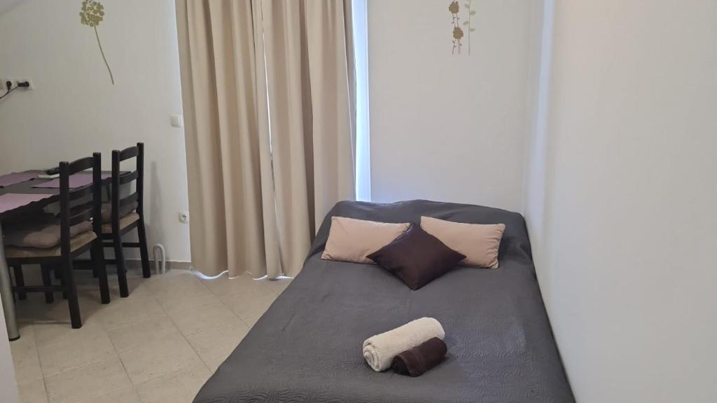 - un lit avec 2 oreillers dans l'établissement Apartment in Pakoštane with pool access, terrace, air conditioning, Wi-Fi, 3548-2, à Pakoštane