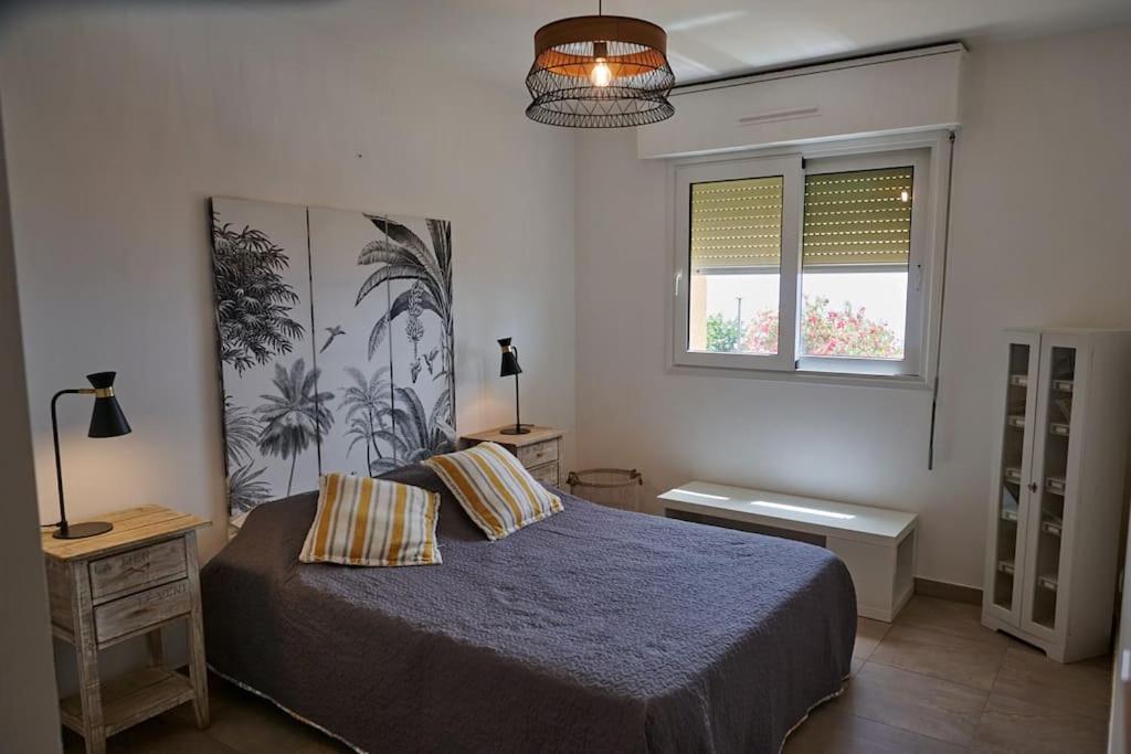 une chambre avec un lit avec une couette bleue dans l'établissement Appartement Isula F2 vue mer Sanguinaires, à Ajaccio