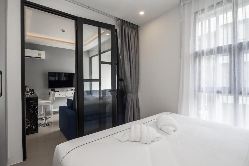 Postel nebo postele na pokoji v ubytování Palmyrah Surin Beach Residence