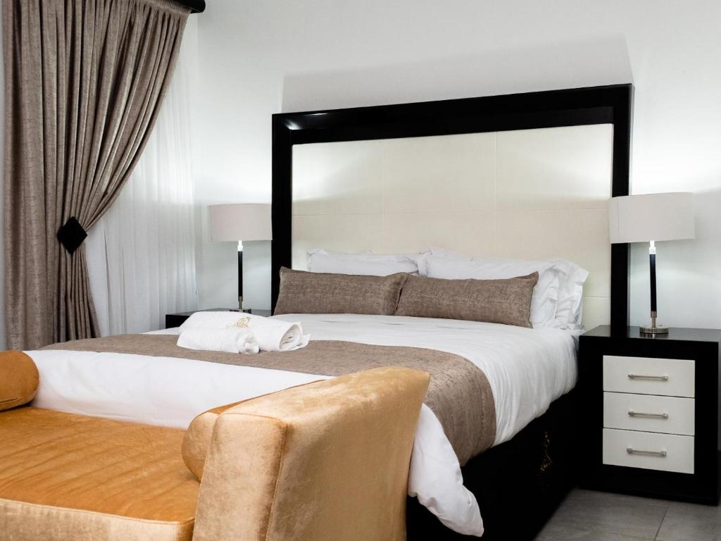 Ліжко або ліжка в номері Royal Lodge