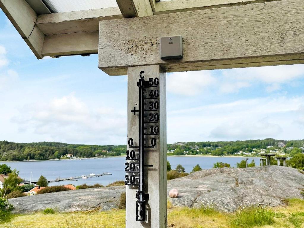 um sinal num edifício com vista para um lago em Holiday home UDDEVALLA XXXVI em Uddevalla