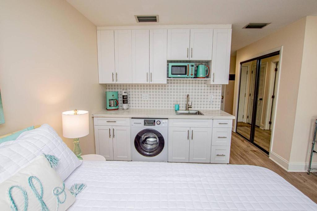 a kitchen with a washing machine in a room at Sundown Studio 3268 in Wesley Chapel