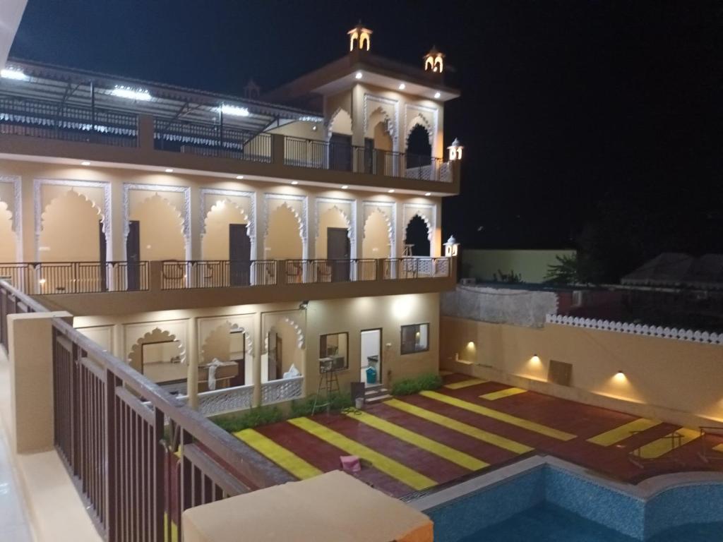 Bazén v ubytování L S Haveli nebo v jeho okolí
