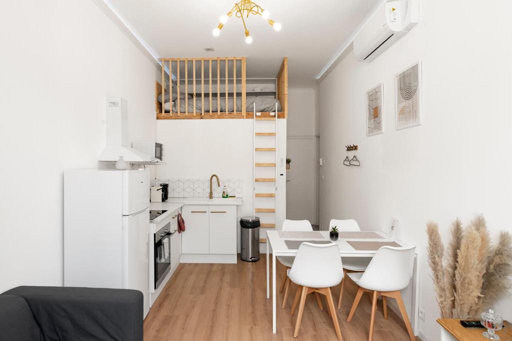 eine Küche und ein Esszimmer mit einem Tisch und Stühlen in der Unterkunft MontSéjour - Logement Climatisé Netflix, Mezzanine in Carcassonne