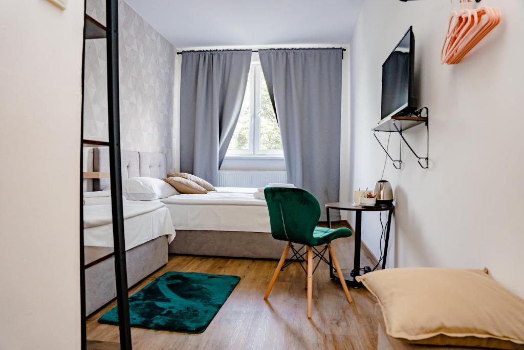 1 dormitorio con cama, silla y espejo en Hotel Arko en Praga