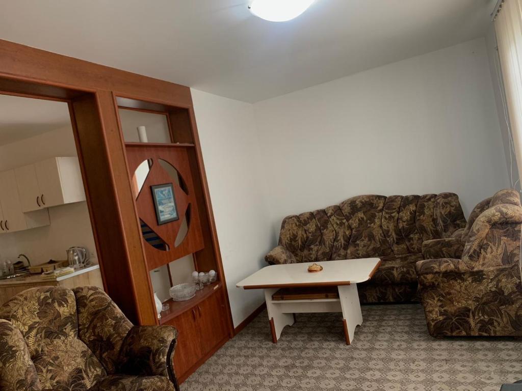 een woonkamer met een bank en een tafel bij Best Sevan Villa 1 in Sevan