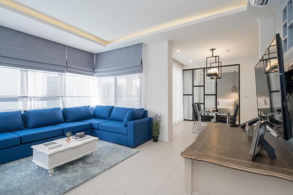 TV a/nebo společenská místnost v ubytování Palmyrah Surin Beach Residence