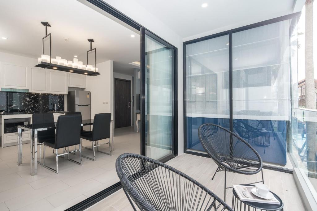 TV a/nebo společenská místnost v ubytování Palmyrah Surin Beach Residence