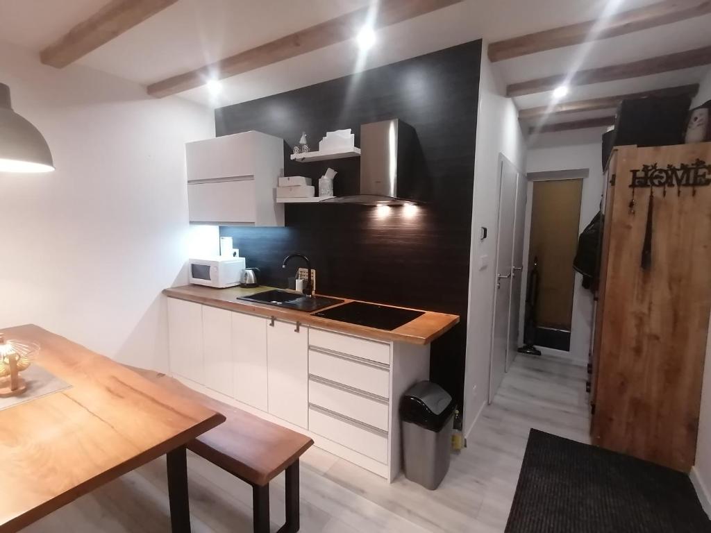 Kuchyň nebo kuchyňský kout v ubytování Víkendový dom Hlboká