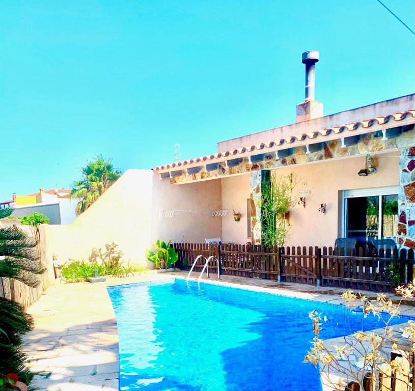 una casa con piscina frente a ella en Can Pantoni, en Deltebre