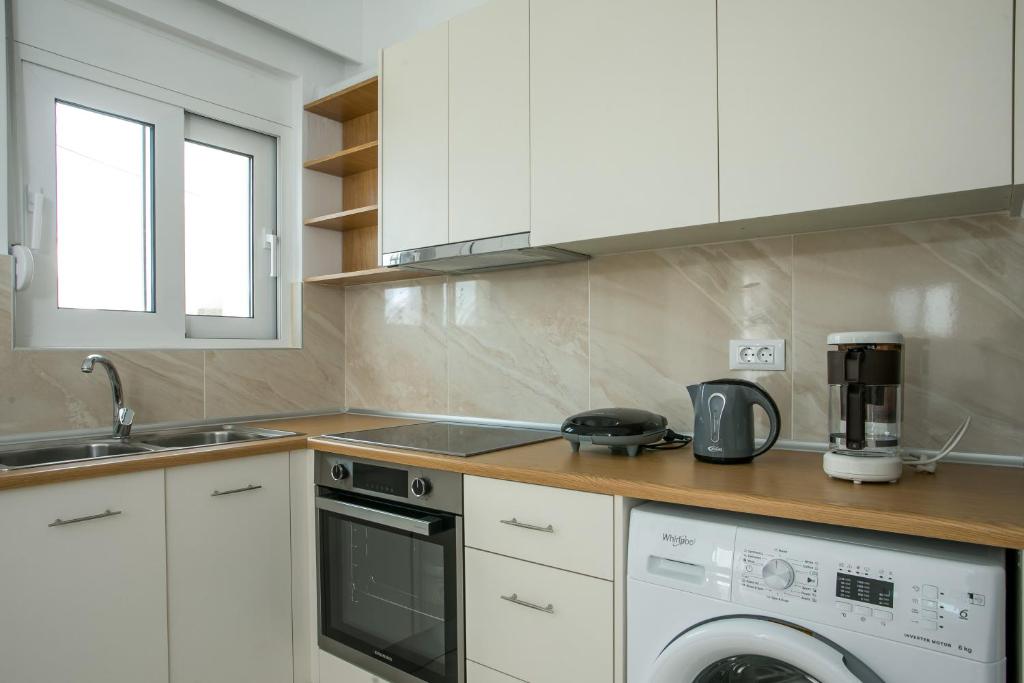 Kuchnia lub aneks kuchenny w obiekcie VOULA APARTMENTS