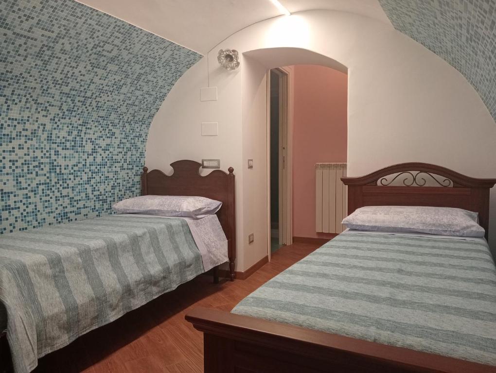 a bedroom with two beds in a room at B&B A TAVERNA in Lauria