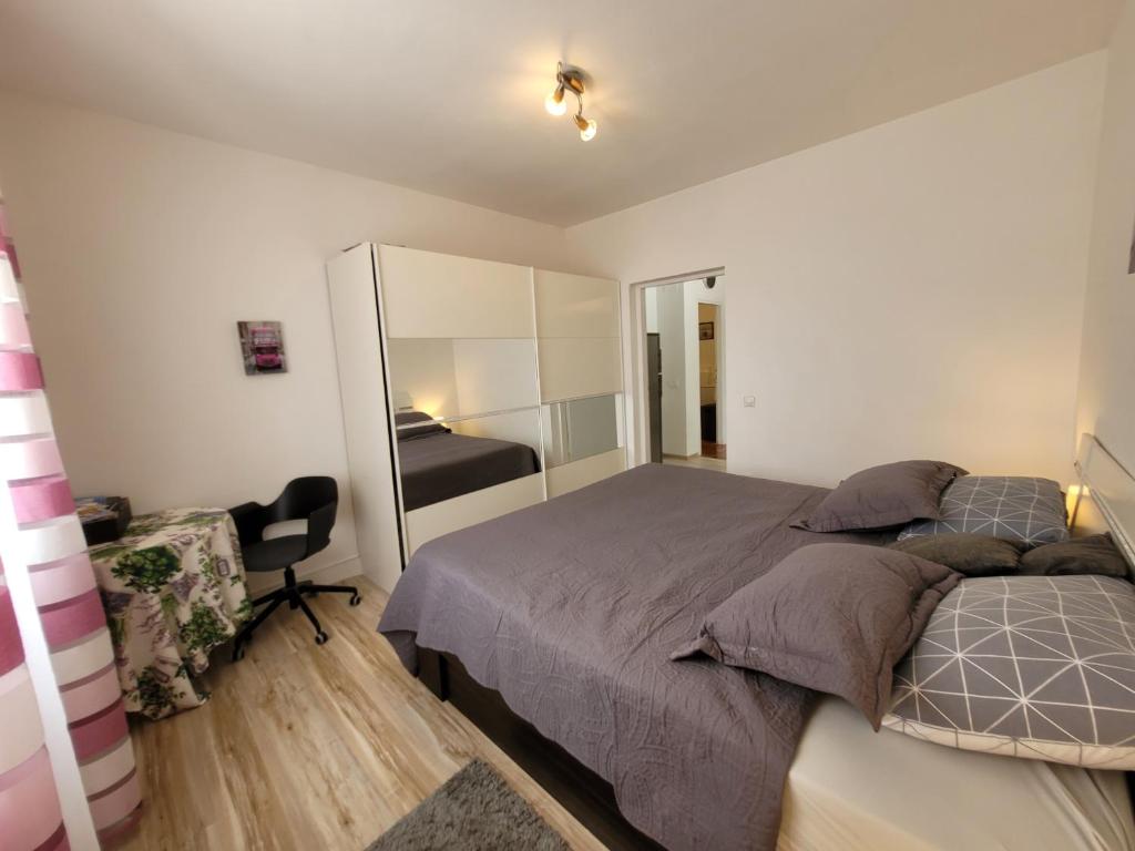 Postel nebo postele na pokoji v ubytování Ferienwohnung mit Pool Kroatien mit Meerblick und Pool
