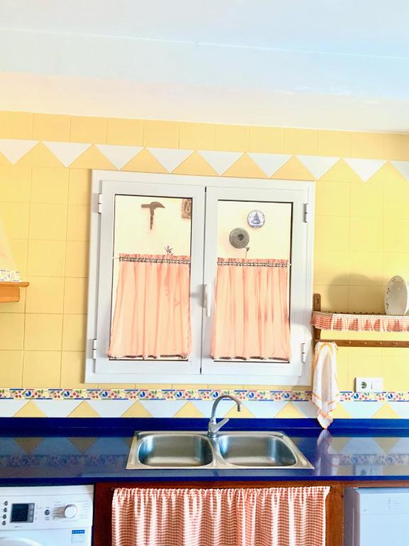 Kuchyň nebo kuchyňský kout v ubytování Can Pantoni piscina privada