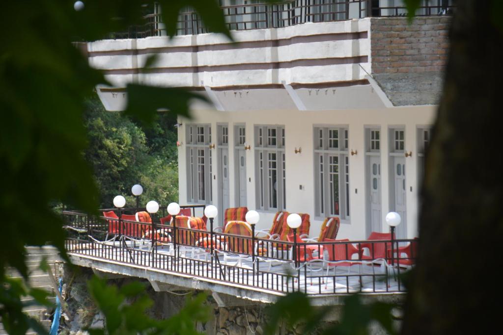 - un ensemble de chaises assises sur un balcon dans l'établissement Miandam Last Resort, à Miāndam