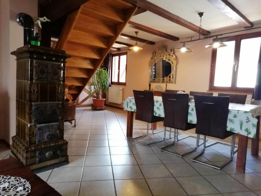 une salle à manger avec une table et des chaises dans l'établissement Le Tokay, à Ribeauvillé