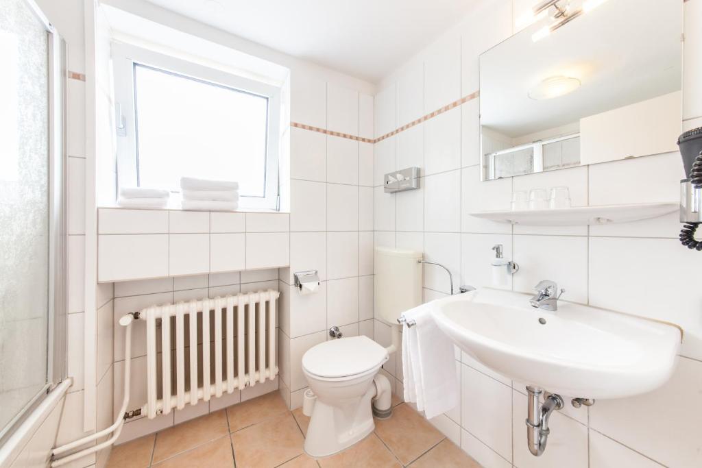 Koupelna v ubytování Hotel Drei Kronen Elmshorn