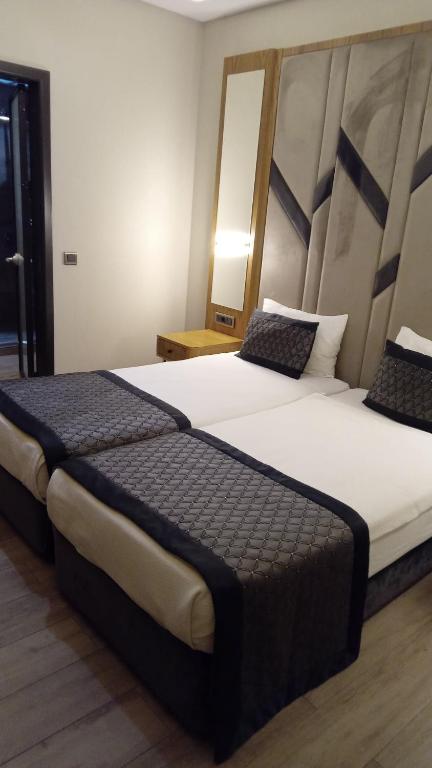 A bed or beds in a room at Sultanahmet Newport Hotel