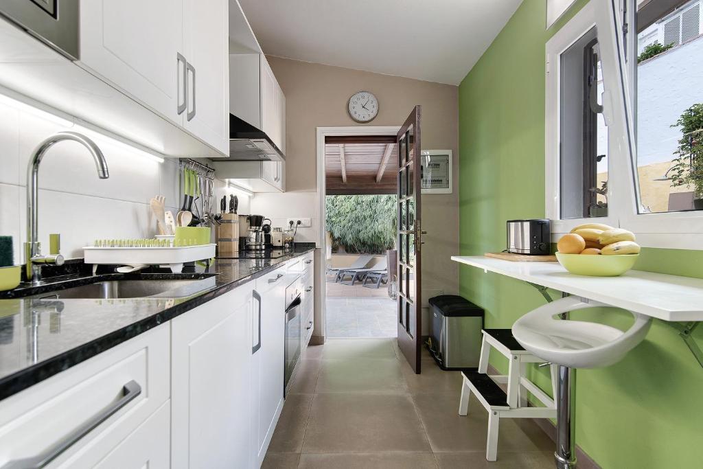 A kitchen or kitchenette at La Suerte