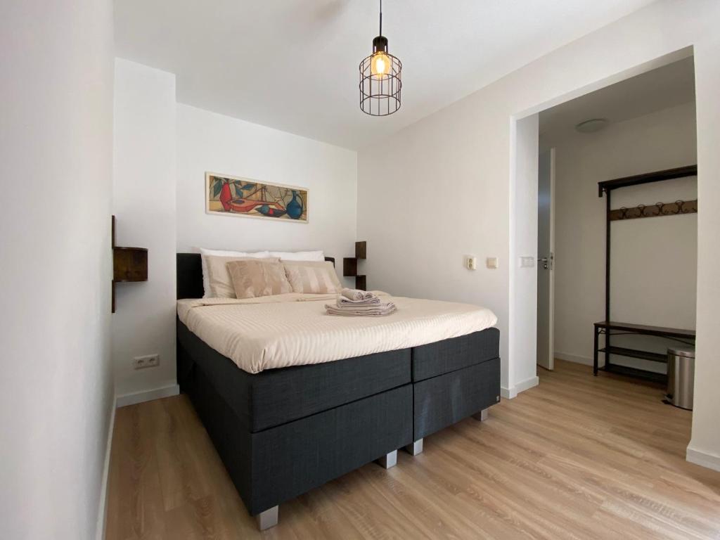 1 dormitorio con 1 cama grande en una habitación en Hotelkamer Prinsenstraat with Free Parking en Groningen