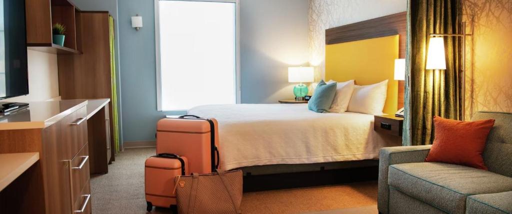 une chambre d'hôtel avec un lit et une chaise dans l'établissement Home2 Suites By Hilton El Centro, à El Centro