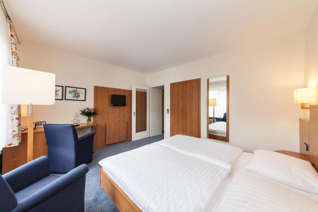 Postel nebo postele na pokoji v ubytování Hotel Drei Kronen Elmshorn