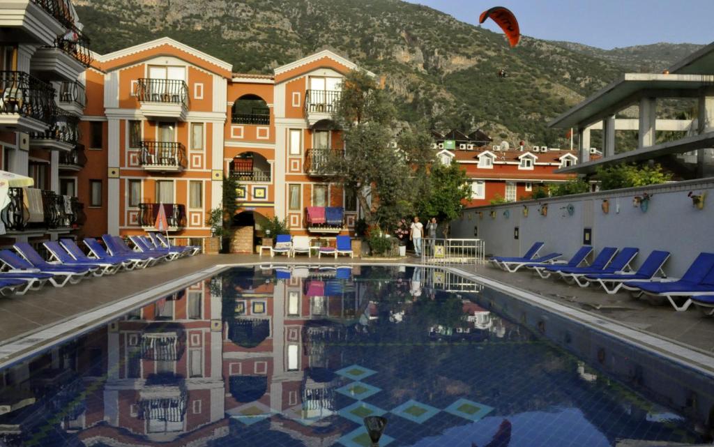 Bazén v ubytování Magic Tulip Beach Hotel nebo v jeho okolí