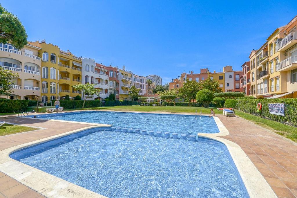 une piscine devant certains immeubles d'habitation dans l'établissement Gran Reserva Mimoses 1 D - Immo Barneda, à Empuriabrava