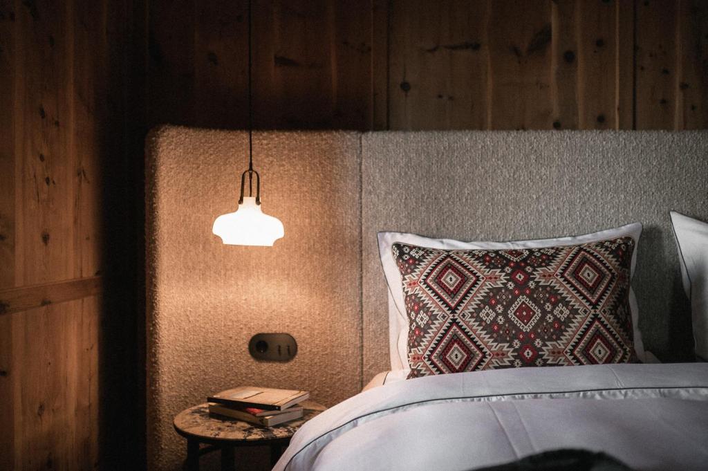 Felder Alpin Lodge tesisinde bir odada yatak veya yataklar