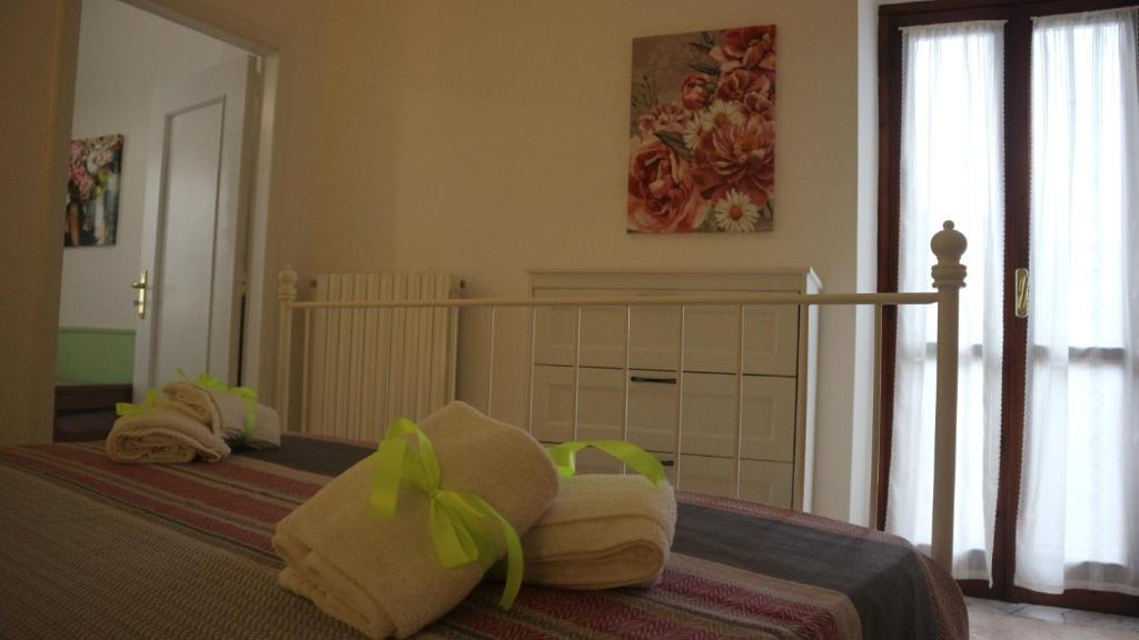 Un dormitorio con una cama con arcos verdes. en Rocca Cilento B&B, en San Martino