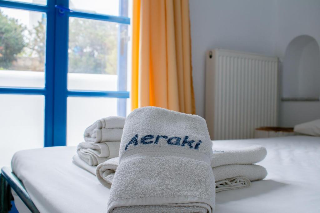 Postel nebo postele na pokoji v ubytování Aeraki Studios