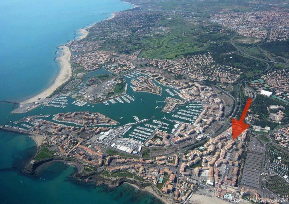 een luchtzicht op een stad en de oceaan bij Studio La Flânerie in Cap d'Agde