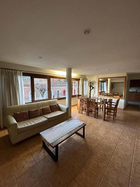 ein Wohnzimmer mit Sofa und Tisch in der Unterkunft La Noemi in Esquel