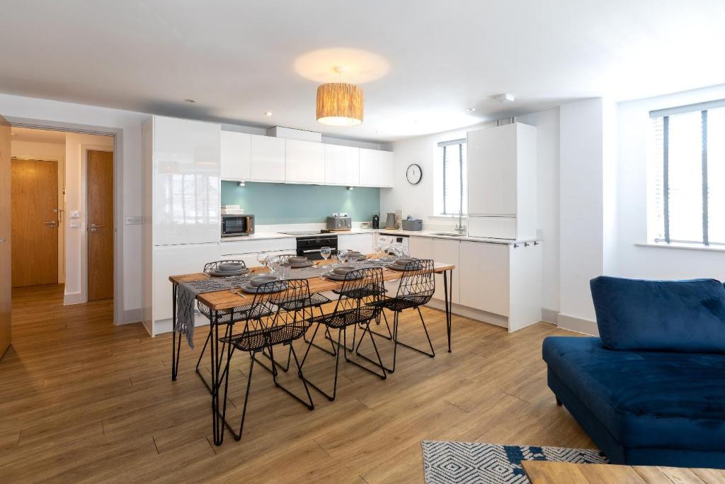 uma cozinha e sala de estar com mesa e cadeiras em Oxford Heights em Southampton