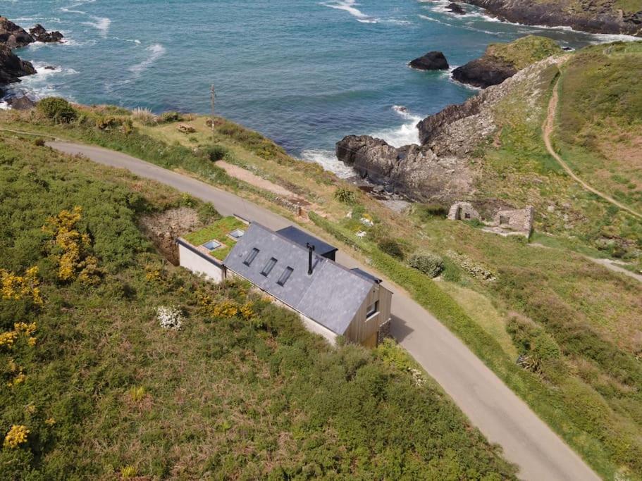 Letecký snímek ubytování Cliff-top Cottage on Coast Path w/Panoramic Views