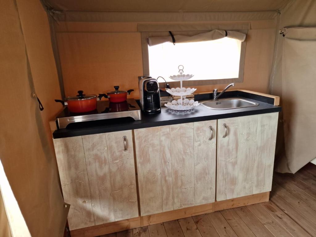 Kuchyň nebo kuchyňský kout v ubytování Tendu' Punta Bianca Glamping Camp