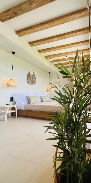 een slaapkamer met een bed en een potplant bij athilia in Nikiana