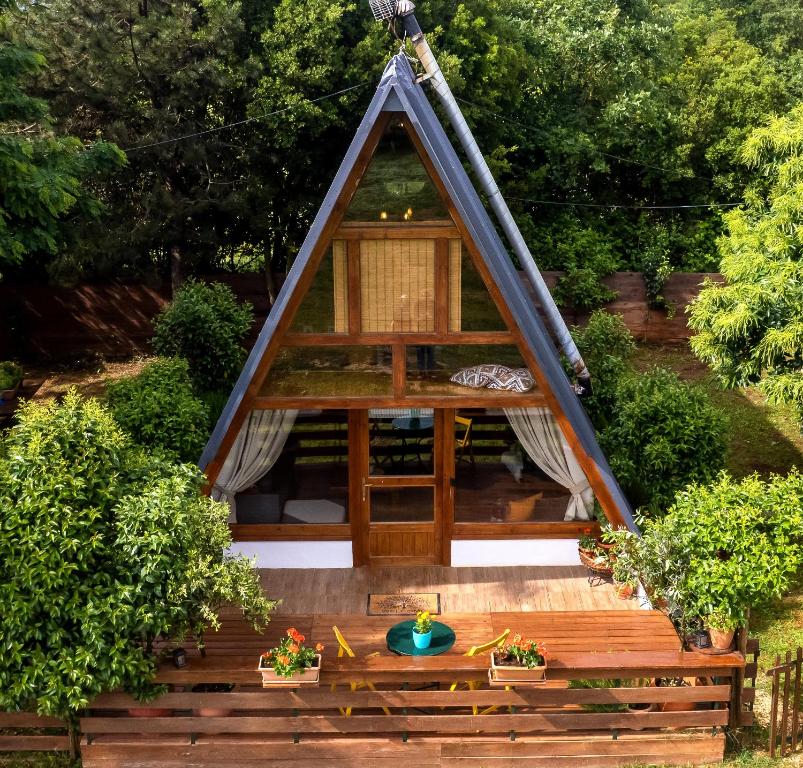 un kiosque dans un jardin avec des plantes en pot dans l'établissement The Rancho Relaxo, à Zítsa