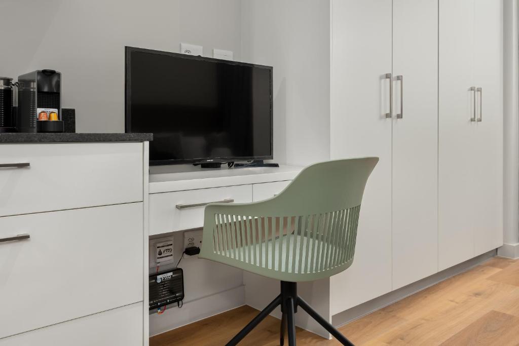 TV a/nebo společenská místnost v ubytování The Tokyo Aparthotel by Totalstay